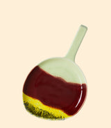 Plat en céramique émaillée cerise avec poignée intégrée, collection 70s ceramics HK Living