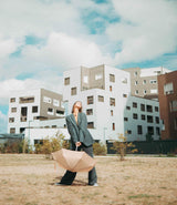 Parapluie Anatole Camille Beige. Porté.