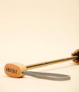 Parapluie Anatole Camille Beige. Détails manche en titane et aluminium. Tête en bois.