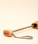 Parapluie Anatole Check Hamond Jaune. Détails manche en titane et aluminium. Tête en bois.