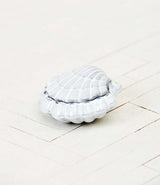 Boite coquillage en céramique par Astier de Villatte.