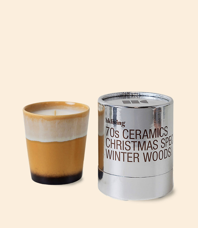 Bougie parfum pin en mug céramique 70s – Winter Woods – HK Living