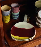 Plat en céramique émaillée cerise avec poignée intégrée, collection 70s ceramics HK Living