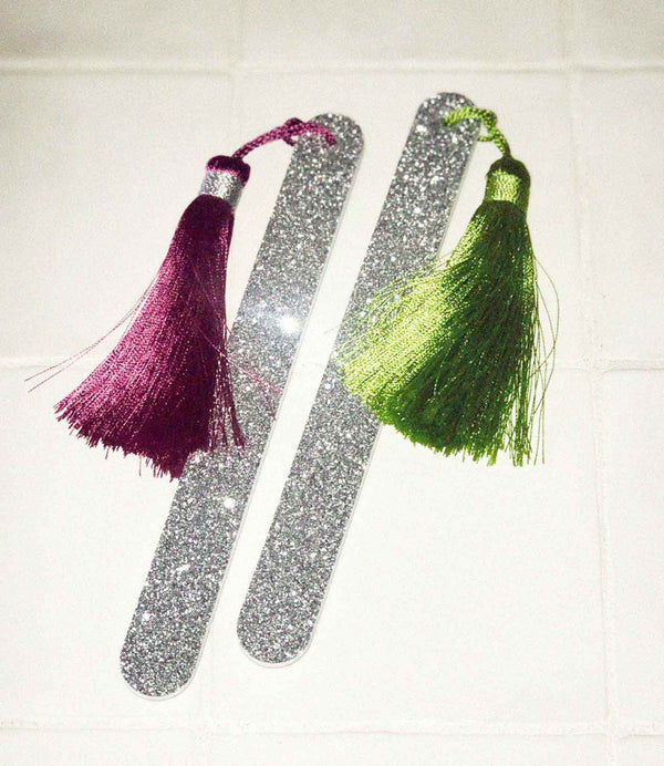Lime à ongles pailletée ornée d’un pompon en fils de soie par Kure Bazaar.