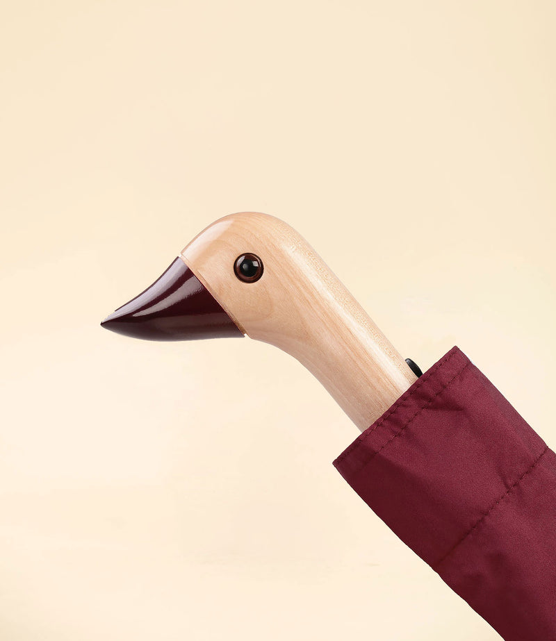 parapluie cerise par Original Duckhead. Détails Manche en bois tête de canard.