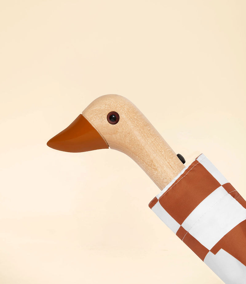 parapluie checkers peanut butter par Original Duckhead. Détails Manche en bois tête de canard.