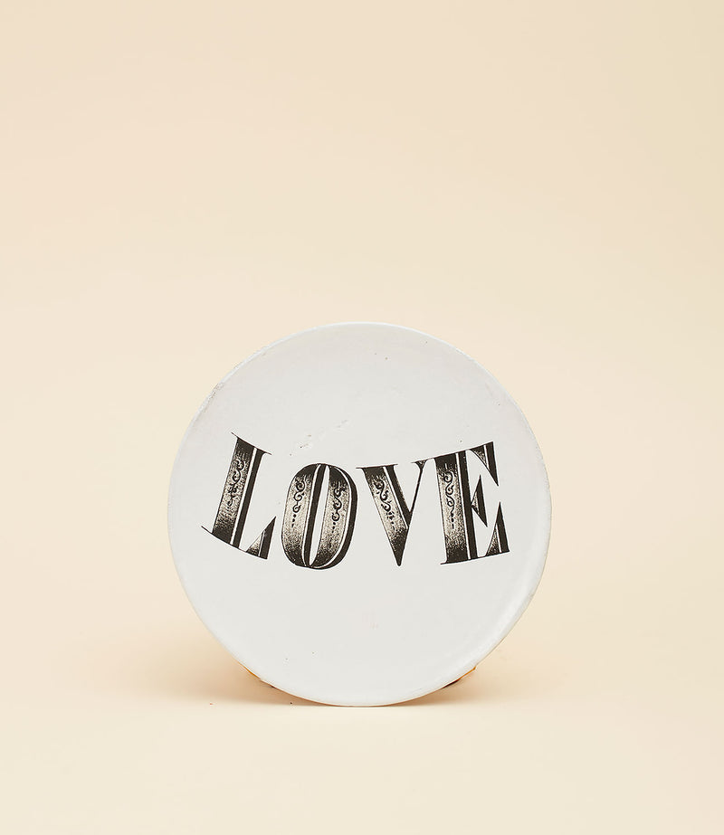 Petite assiette Love Astier de Villatte. Message Love avec écriture majuscule stylisée.