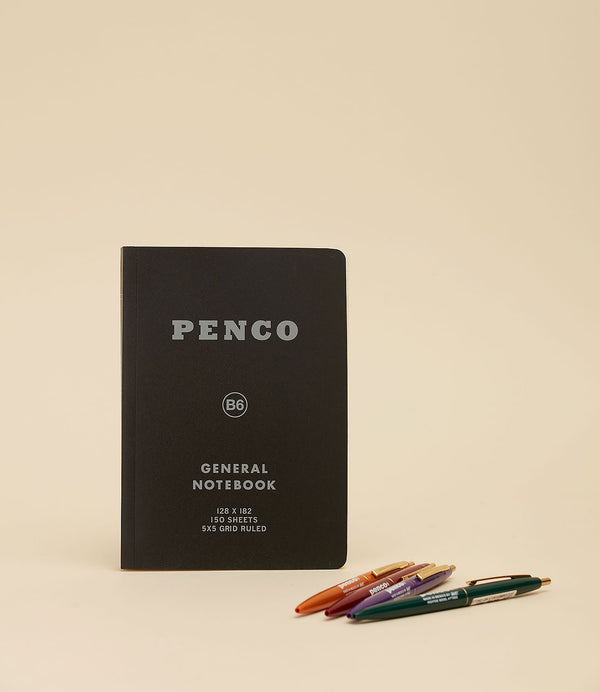 Carnet Soft PP Grid B6 Noir. Ambiance avec stylos Penco