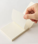 bloc-note midori paper ambiance avec post-it blanc.